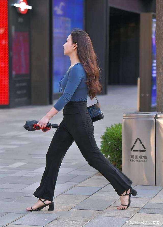 酷酷|酷酷装扮的打底裤充满青春的时尚活力，穿着舒适个性，贴身舒适