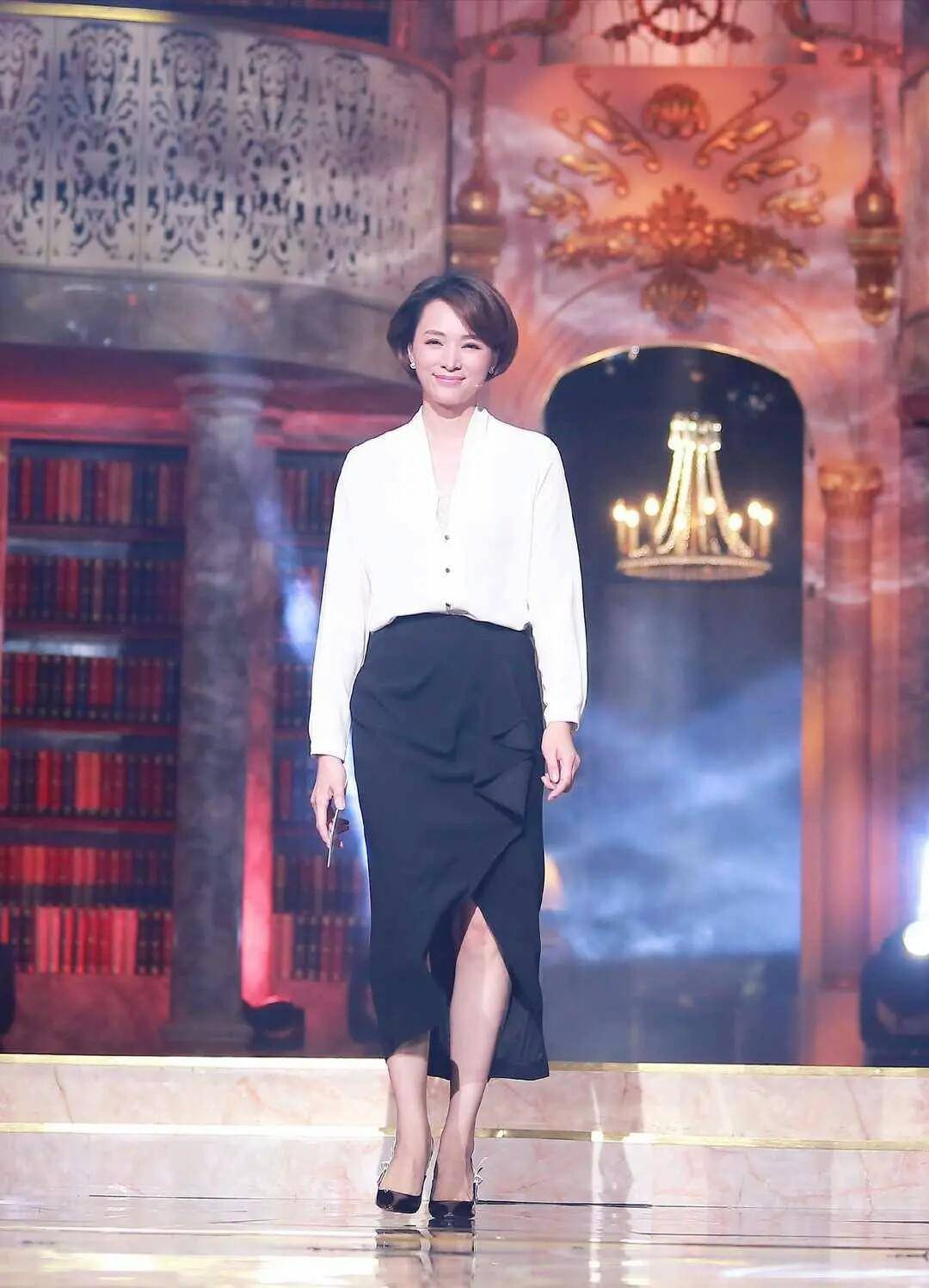 盛典|47岁董卿主持跨年盛典，端庄大气不失知性美，颜值依然耐打