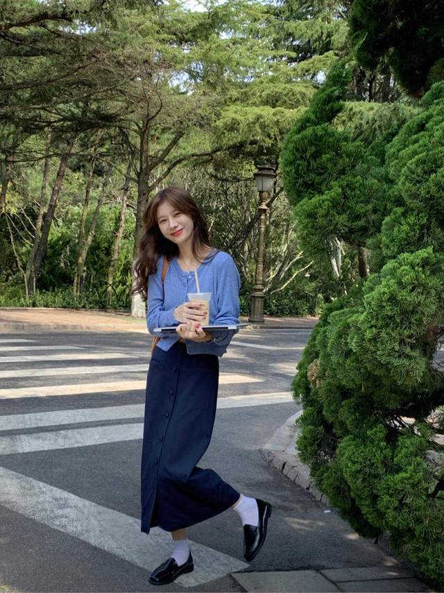 棕色|无针织衫不秋天，搭配百褶裙简约又洋气，青春活力，太好看了