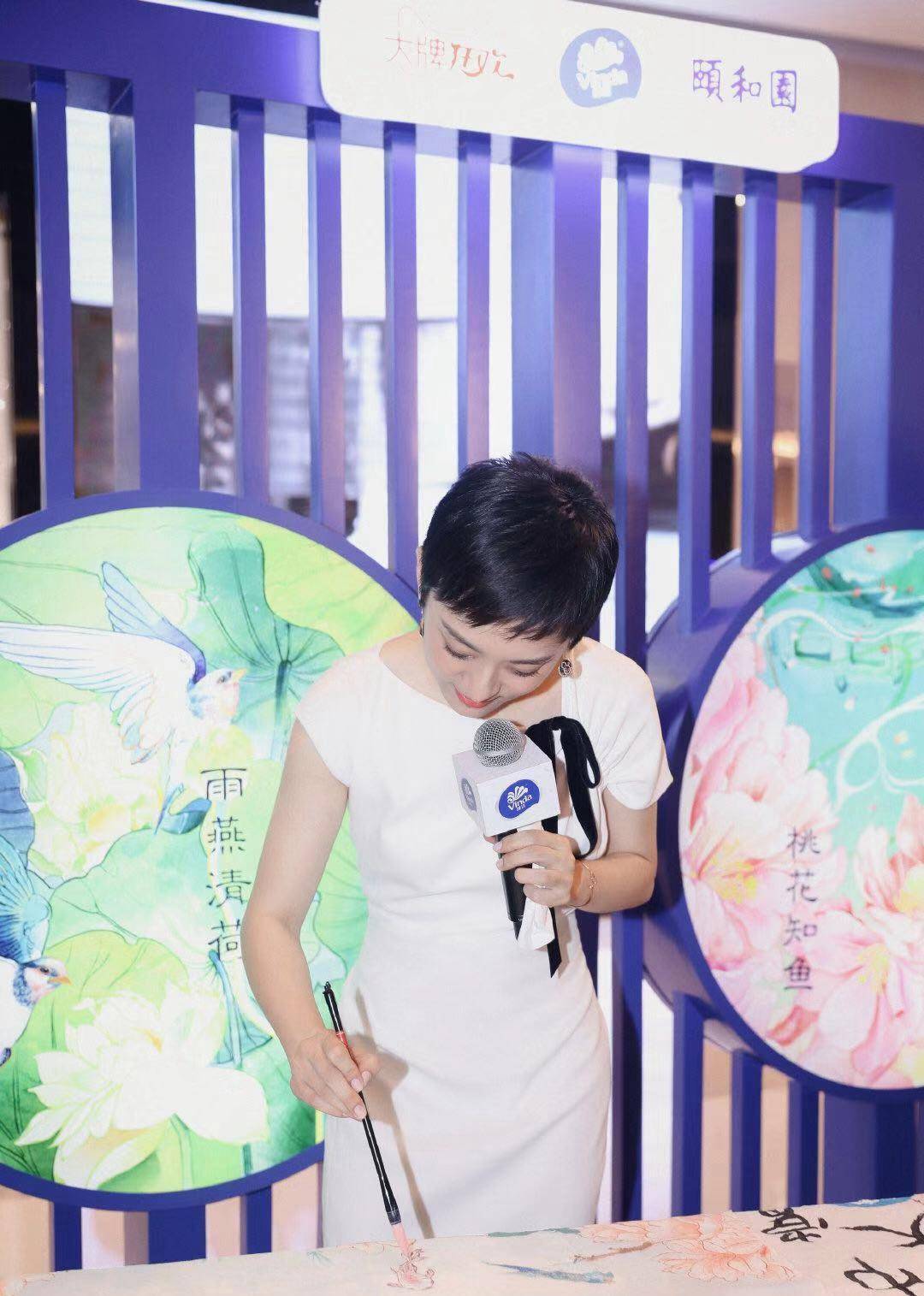 系上|孙俪穿小白裙知性优雅,系上蝴蝶结绑带,美得不像37岁俩娃妈!