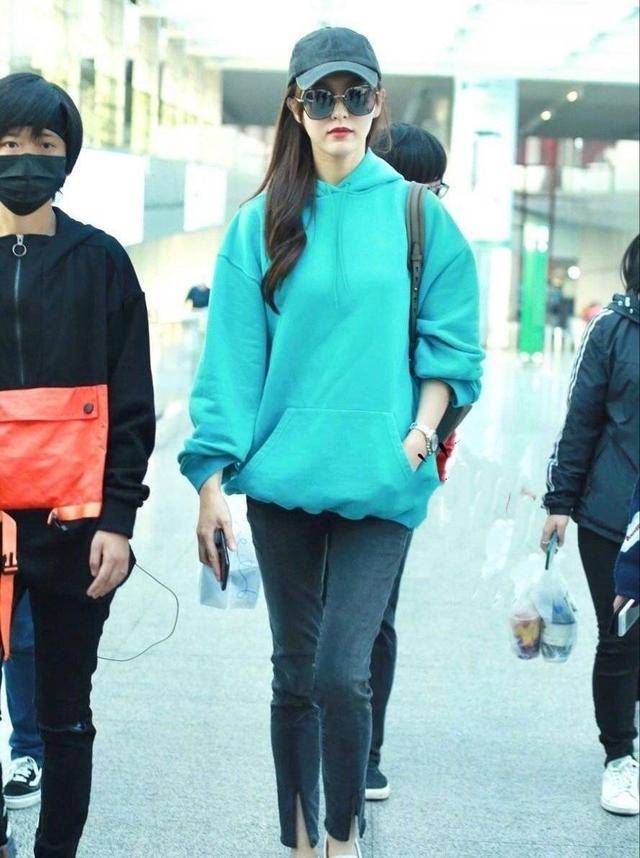 黑色|唐嫣穿搭太有“小心机”,白色小香风外套配黑色打底裤,高挑精致