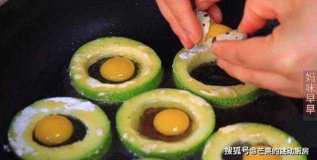 蔬菜|最近很火的懒人早餐饼,2块钱能做一大盘,少油健康,全家抢着吃