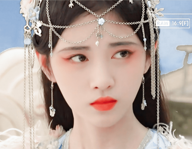 服装|鞠婧祎《花戎》出路透，古装造型不再千篇一律，连眼妆也都换了！