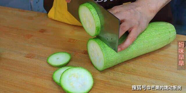 蔬菜|最近很火的懒人早餐饼,2块钱能做一大盘,少油健康,全家抢着吃