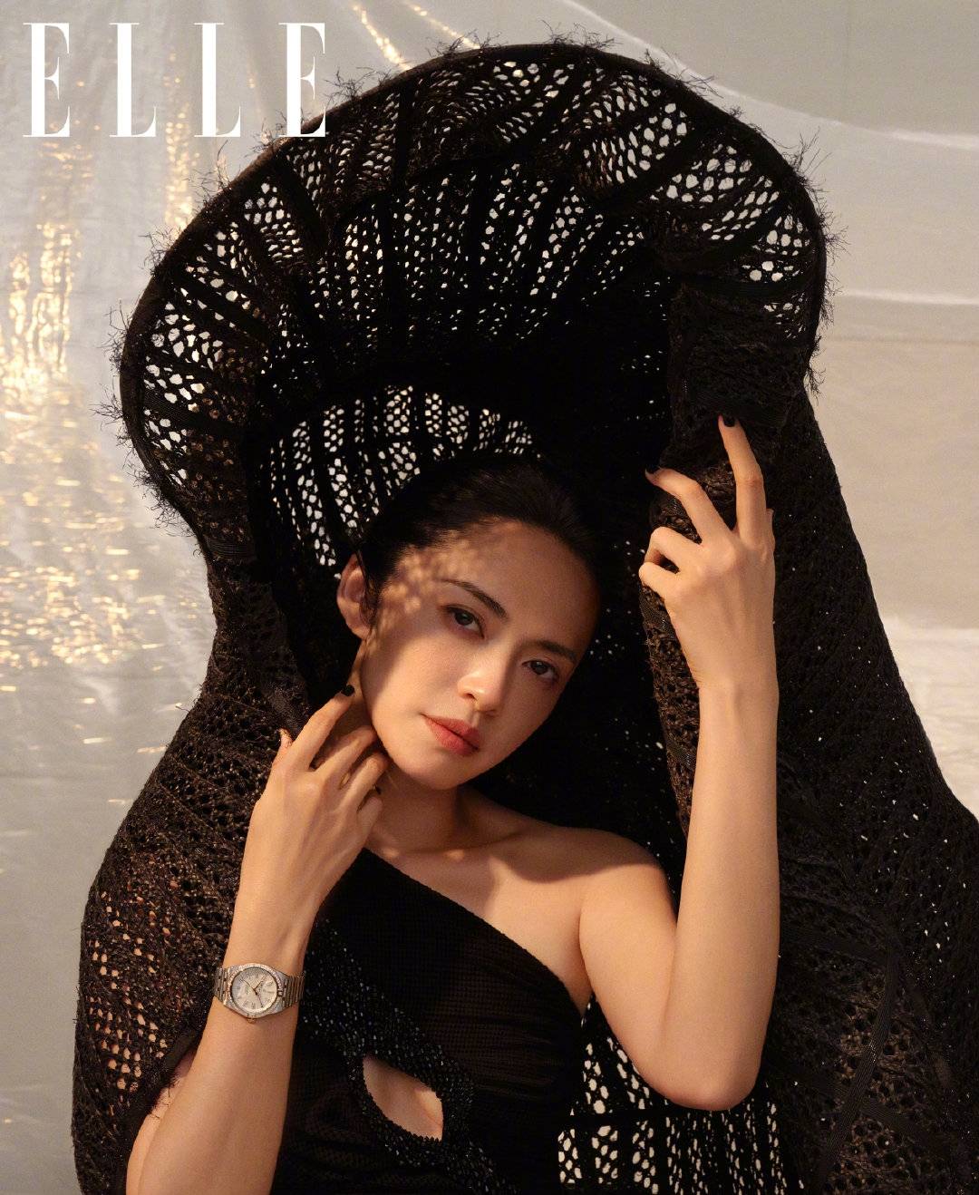 黑色|女王归来，41岁姚晨挑战蕾丝上衣大秀身材，竟一点都不俗