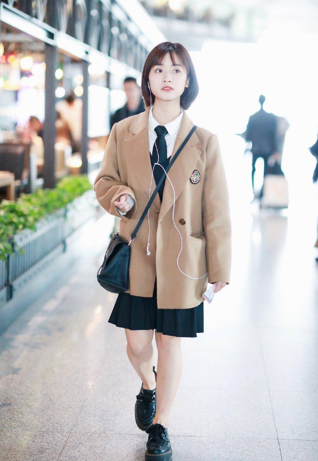 沈月新|沈月新戏杀青后露面，穿学院风外套配百褶裙，22岁这次终于穿对了