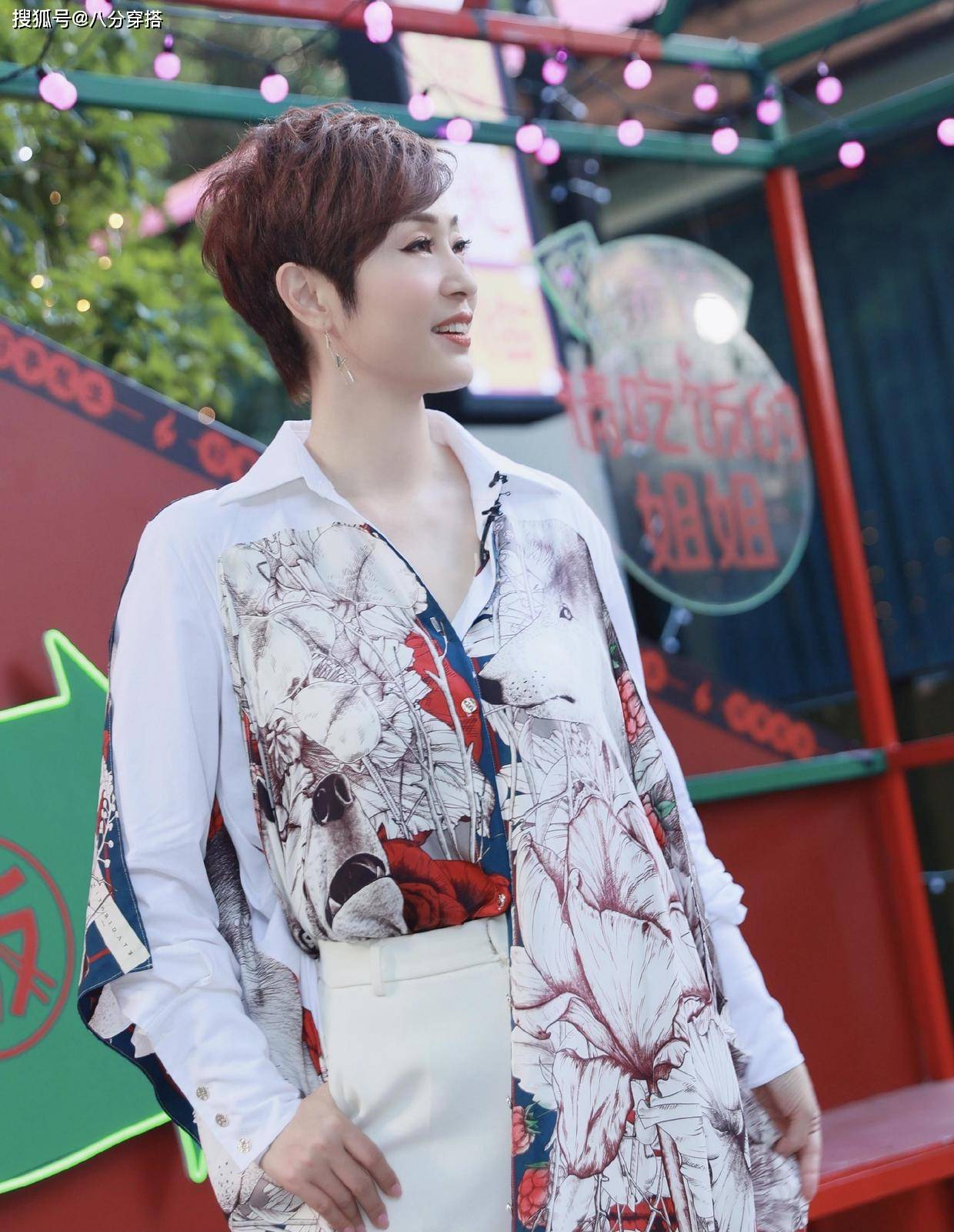 整体|陈法蓉越老越有韵味,穿绿色V领礼服端庄稳重,高挑时髦真贵气