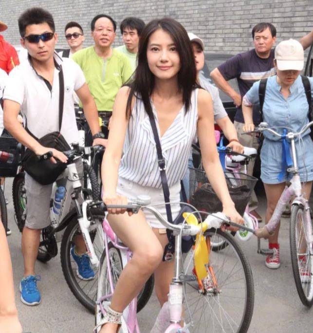 漂亮|年轻时候的高圆圆好美，穿着简单淡雅，站在人群中好出彩