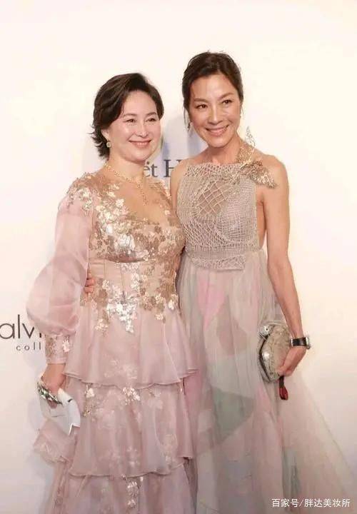 视觉|何超琼不是一般的自信，58岁也挑战公主裙亮相，这水桶腰没谁了