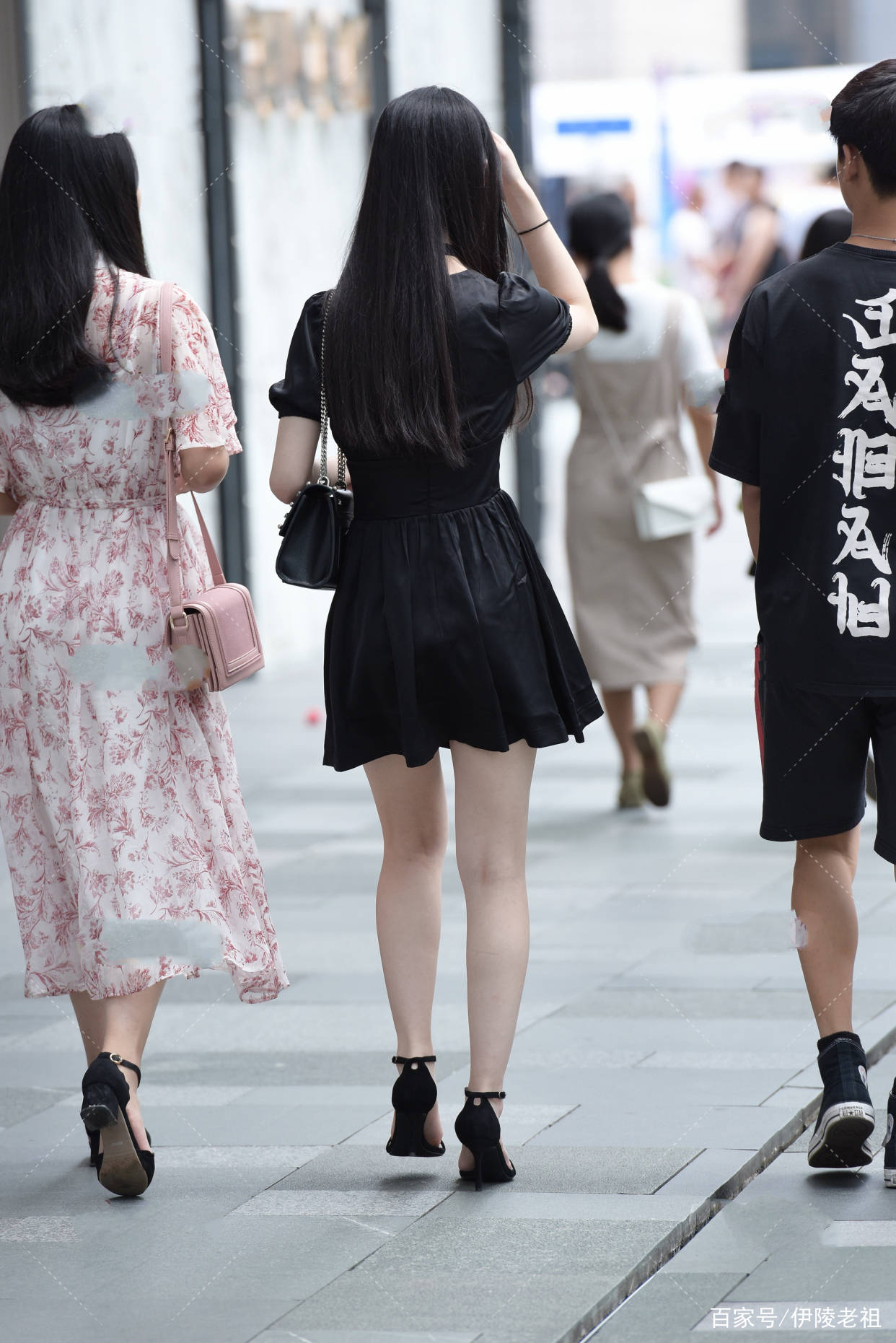 黑色|黑色V领束腰花边裙，和另类的黑色锁骨链，大众的配饰小众的风格