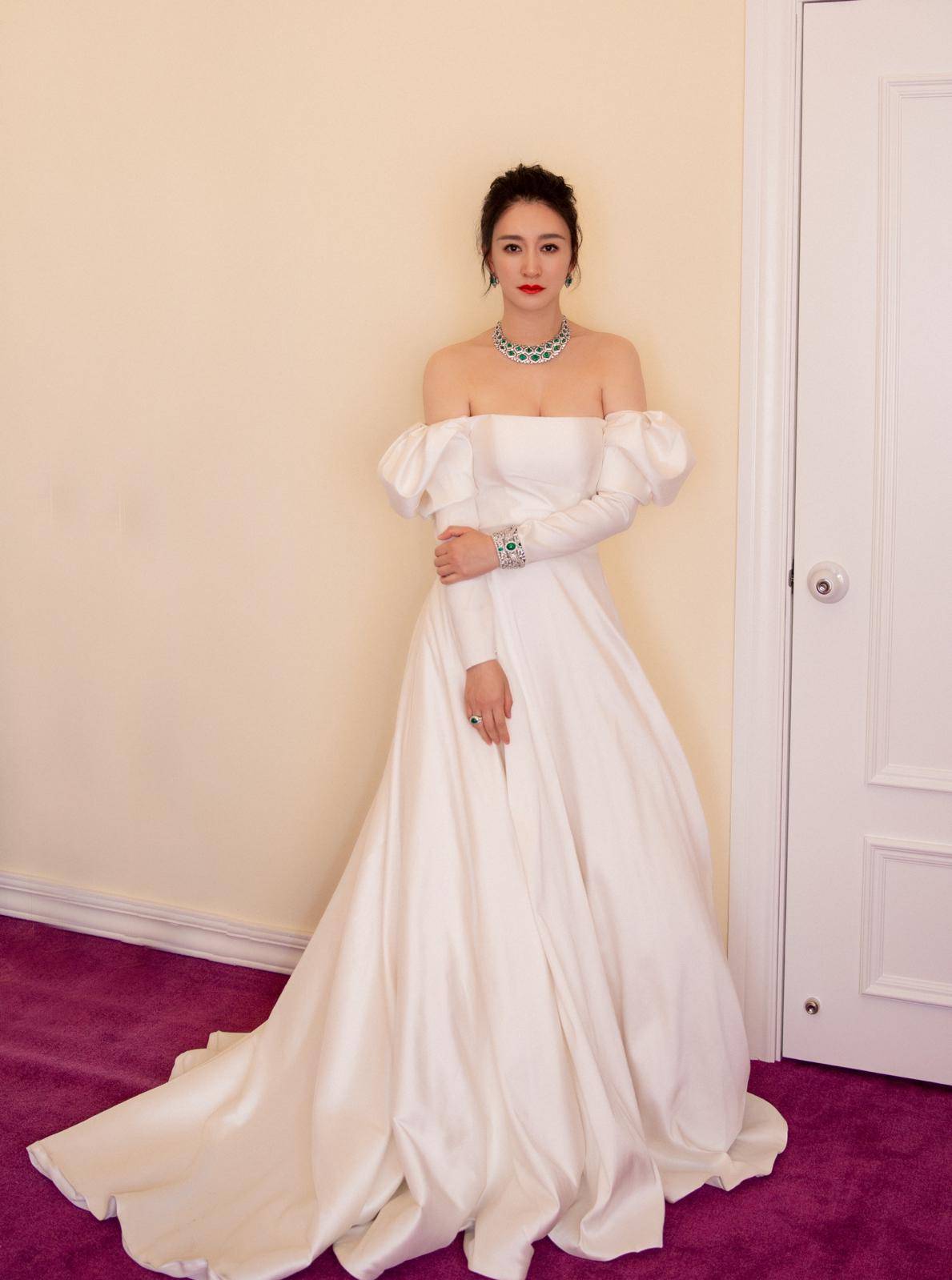 网友|44岁李小冉低胸裙走红毯,3D身材成全场焦点,荧荧珠光太闪耀