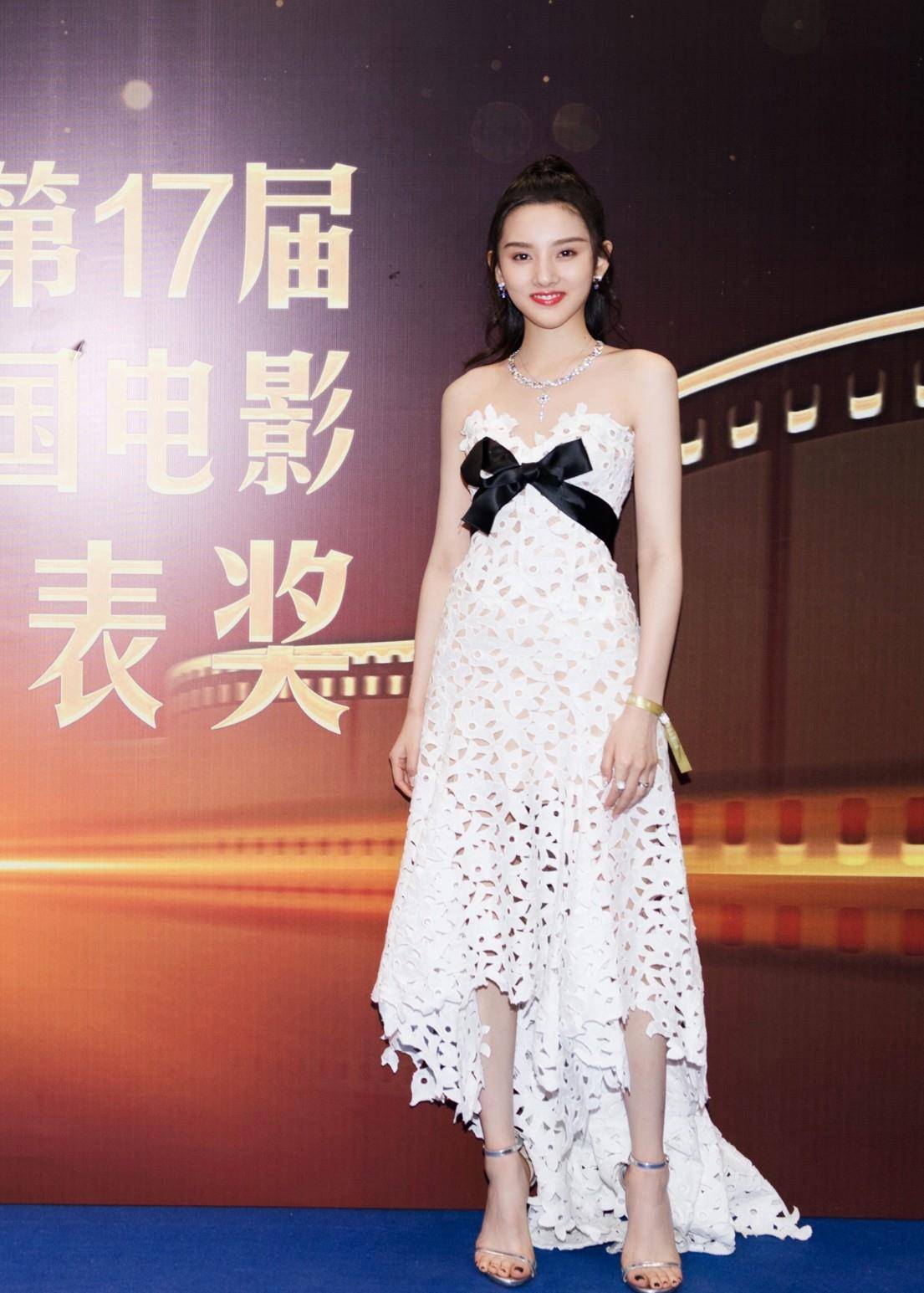 个性|宋祖儿晒私服照，一袭格纹轻纱裙配俏皮短发，复古又不失少女感