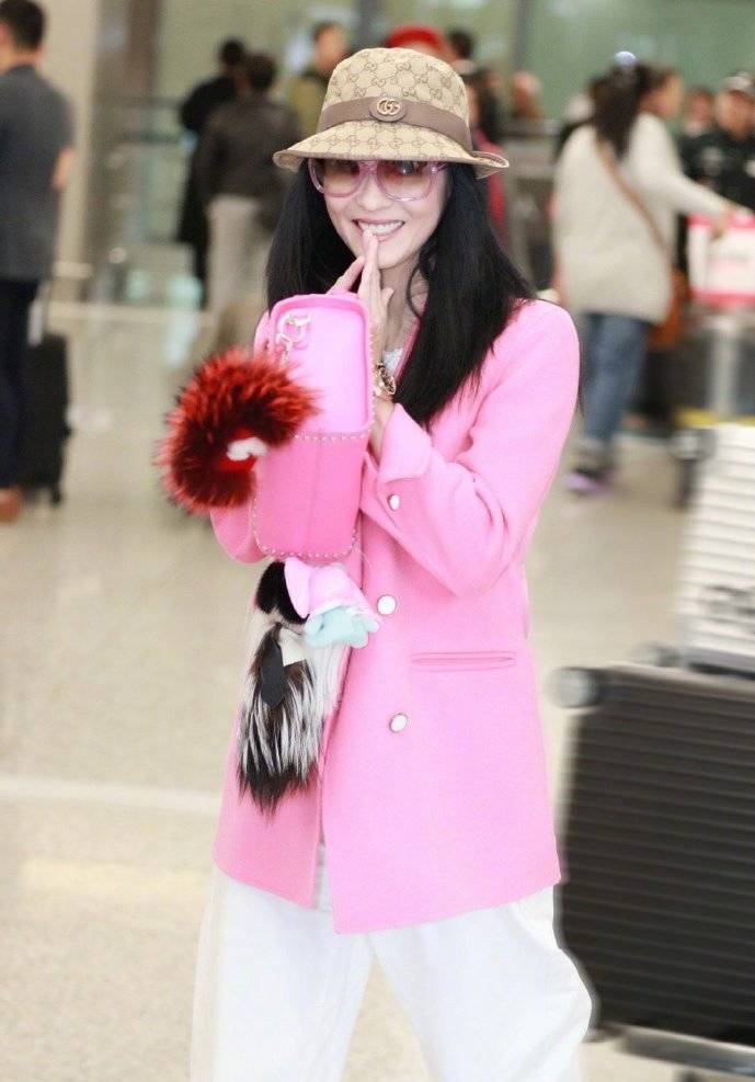 颜色|40岁张柏芝丝毫不显老,穿抹胸连体裤凹造型,瞬间美回初恋