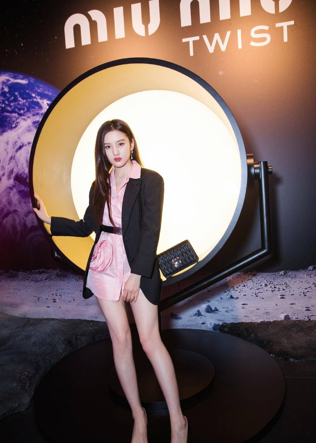 个性|宋祖儿晒私服照，一袭格纹轻纱裙配俏皮短发，复古又不失少女感