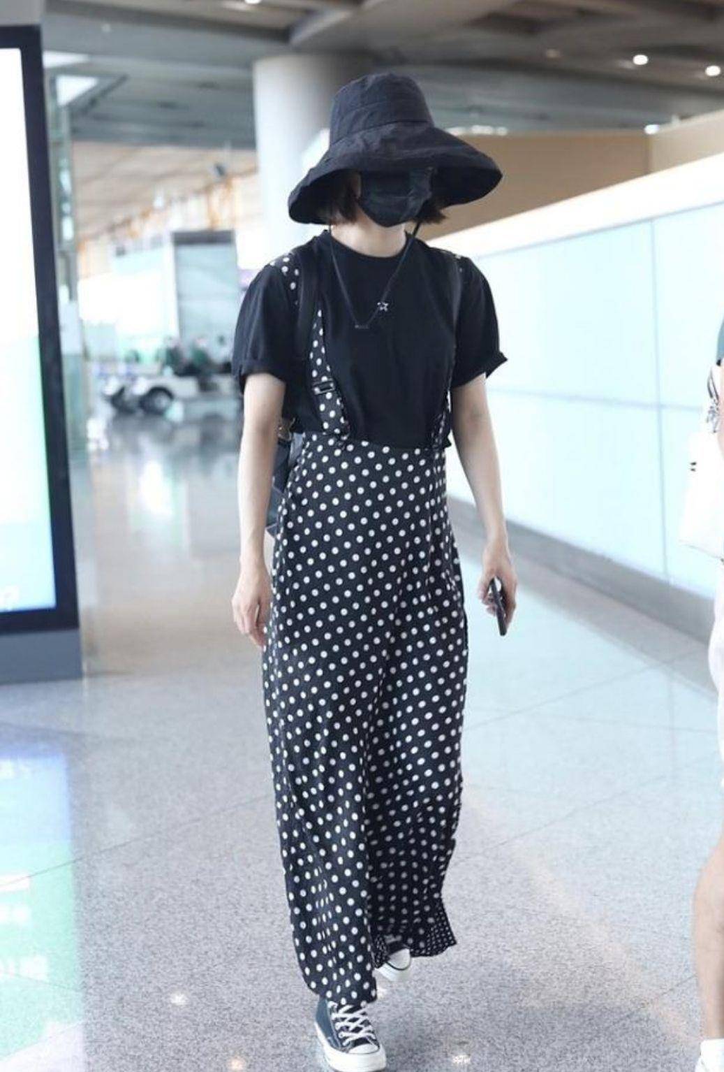 背带|王珞丹真嫩!身穿波点背带裤俏皮与可爱,37岁还充满少女感