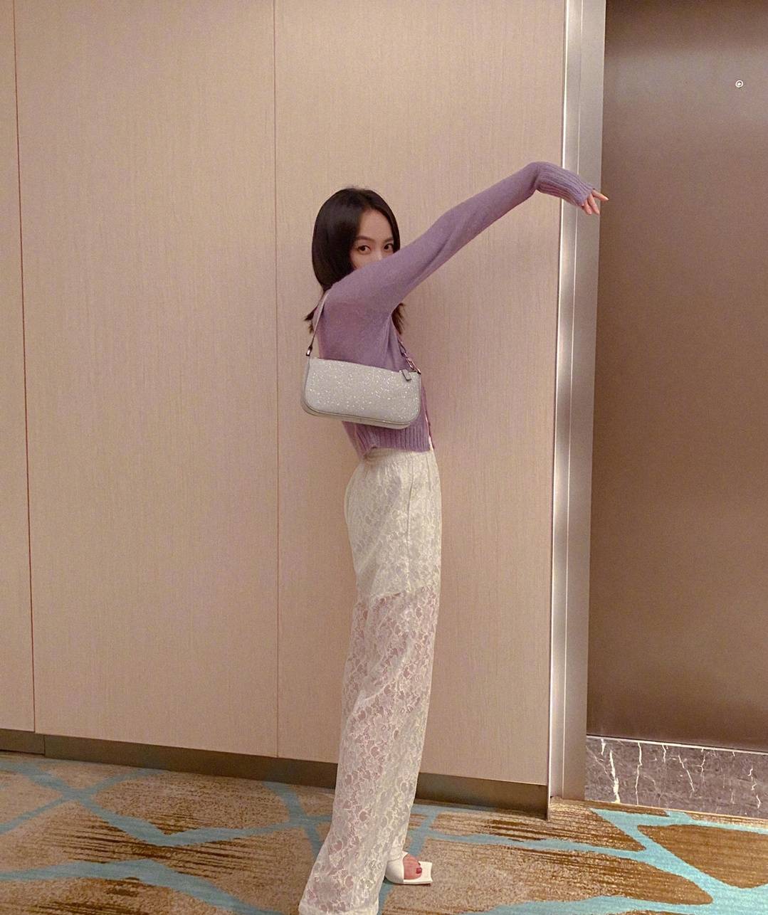 黑色|宋茜私服真吸睛,穿白色针织外套典雅大方,33岁活成冻龄女神