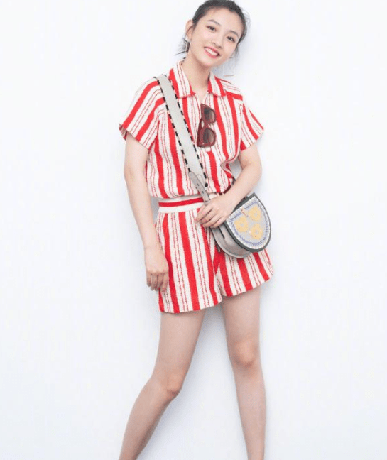 身材|张雨剑一家三口度假真幸福，吴倩光脚穿露腰装，身材恢复得真好