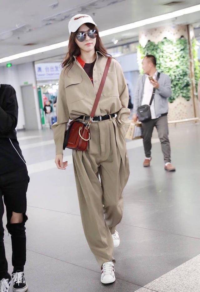 黑色|唐嫣穿搭太有“小心机”,白色小香风外套配黑色打底裤,高挑精致