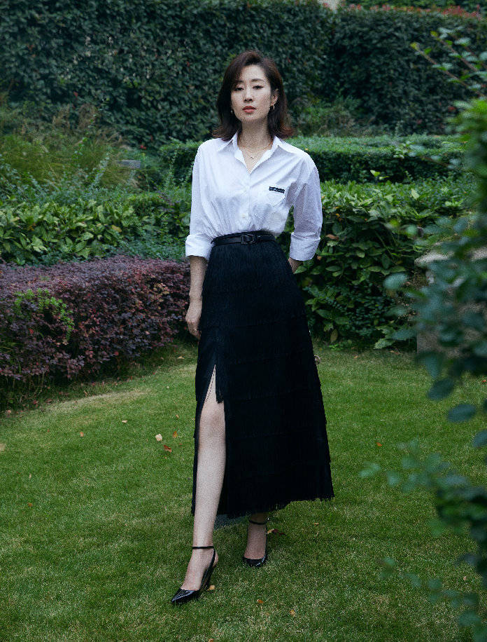 刘敏涛|45岁刘敏涛这么少女?穿粉色西装现身,尽显甜美和可爱