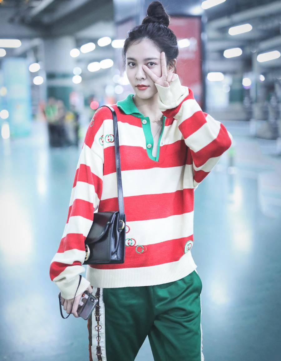 李宇春|169cm宋妍霏与175cm李宇春,同穿红白条纹衫,不是腿长就能赢!