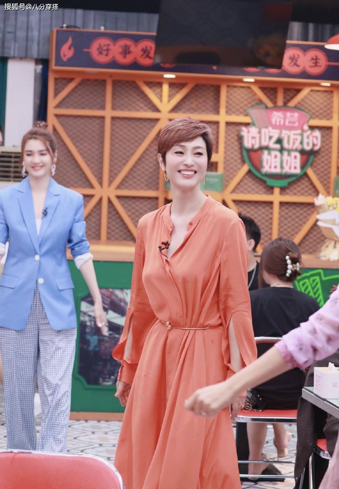 整体|陈法蓉越老越有韵味,穿绿色V领礼服端庄稳重,高挑时髦真贵气