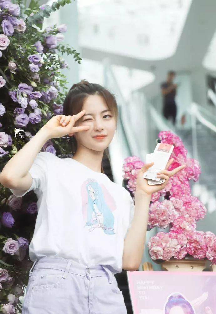 身材|杨超越变身“彩虹妹妹”，马卡龙衬衫超浪漫，胖的人看着不敢穿