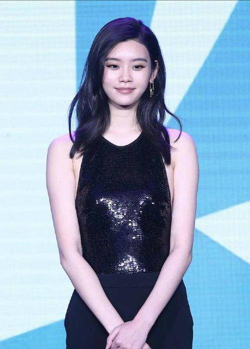 周冬雨|周冬雨也是厉害，单独看不怎么样，但是合影林志玲奚梦瑶瞬间出彩