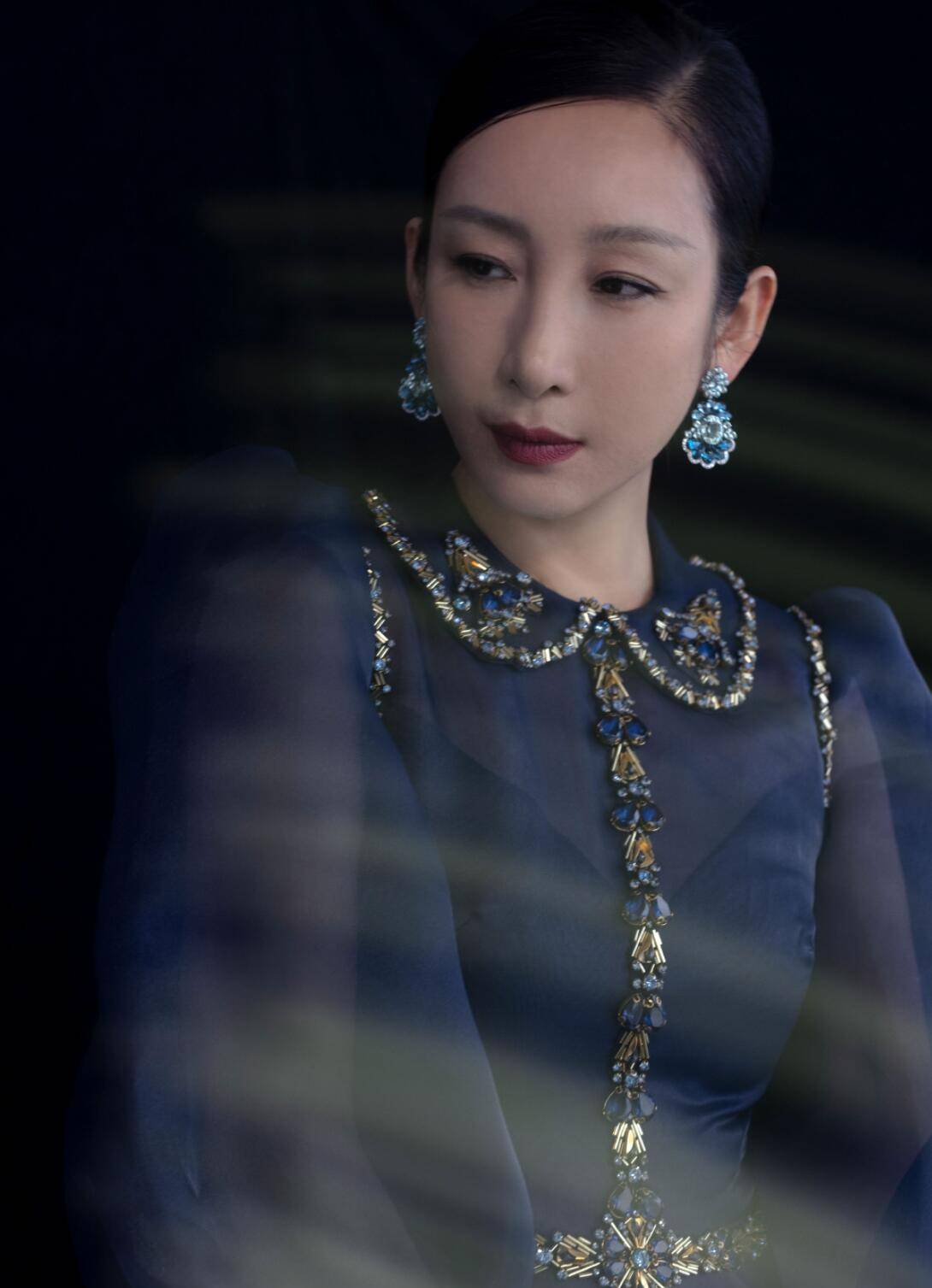 整体|42岁秦海璐够有女人味，穿墨深蓝色“裙装”大秀身材，气质太好