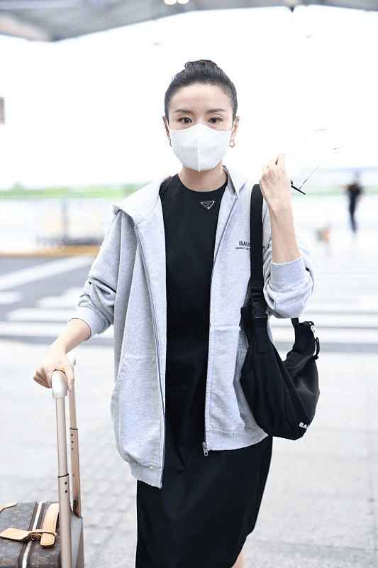 显得|董洁蹲地整理行李被拍，眼袋下垂严重，但扎丸子头气质清纯！