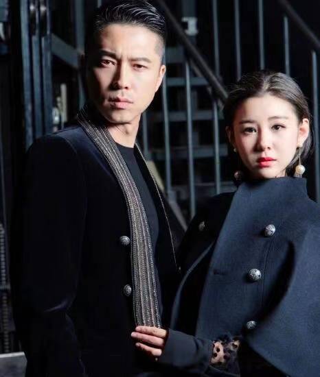 王雷|李小萌一家三口出游，二胎还在肚子里，雷蒙德却不愿爸爸抱着