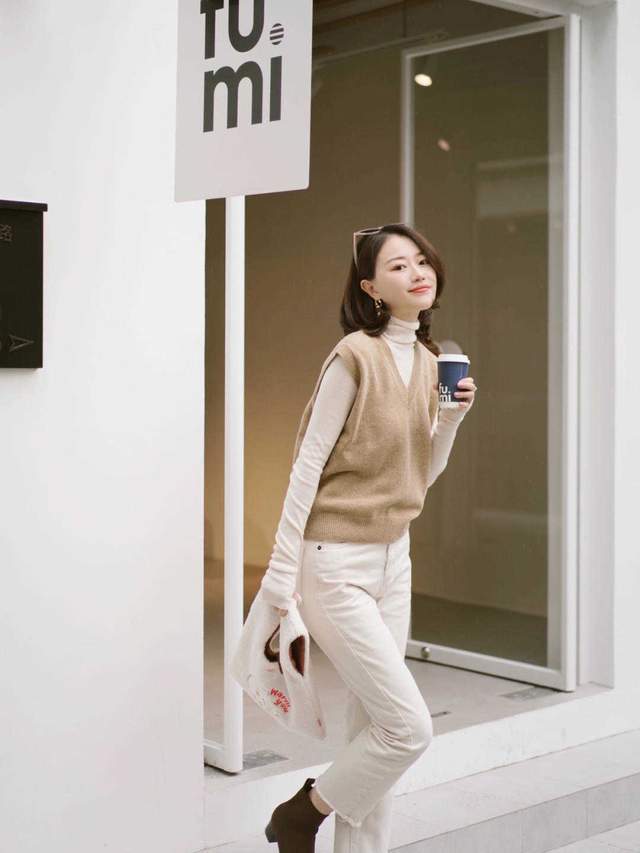 马甲|秋天真正优雅的女生，用针织衫马甲搭配白色牛仔裤，高级又洋气