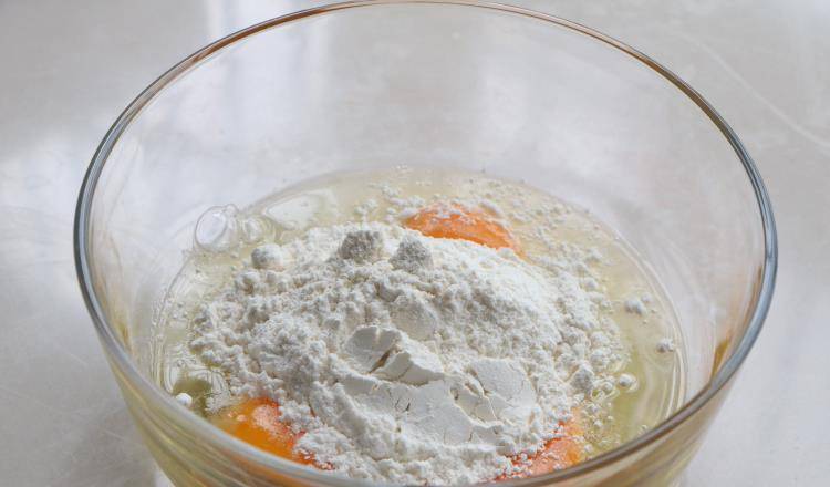 蔬菜|天热女儿最馋的早餐，手不粘面10分钟出锅，金黄柔软，上桌必光盘