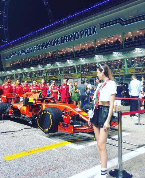 林志颖|林志颖娇妻不止热舞时爱穿背心，看赛车也穿背心，35岁依旧很少女