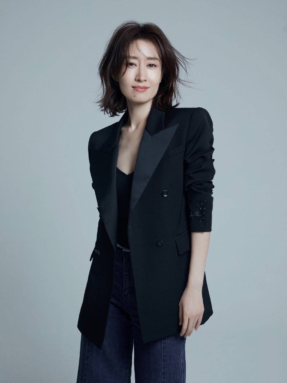 黑色|45岁刘敏涛状态真好,穿银色鱼尾裙典雅高贵,看背影就好心动