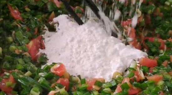 虾皮|韭菜和西红柿的新吃法,很多人都没吃过,一上桌准备抢光