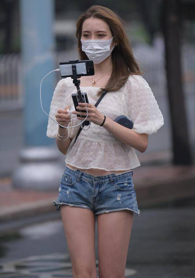 服装|低腰裤如何穿着更显身材？露腰不像花边那样，穿着朦胧美的花边