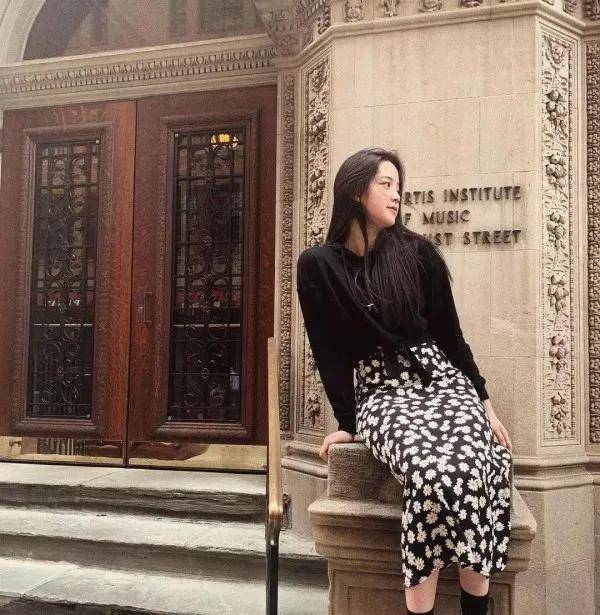 光头|与撒贝宁一家偶遇,龙凤胎儿子首次光头亮相,穿雏菊装胖到没脖子