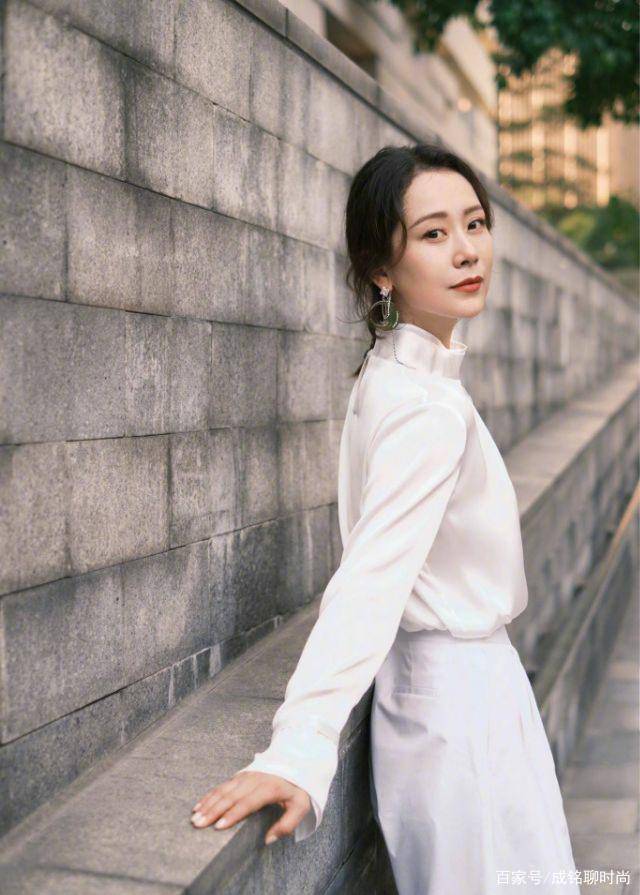 海清|海清私服穿搭太精致，工装衬衣配高腰阔腿长裤，时尚减龄有女人味