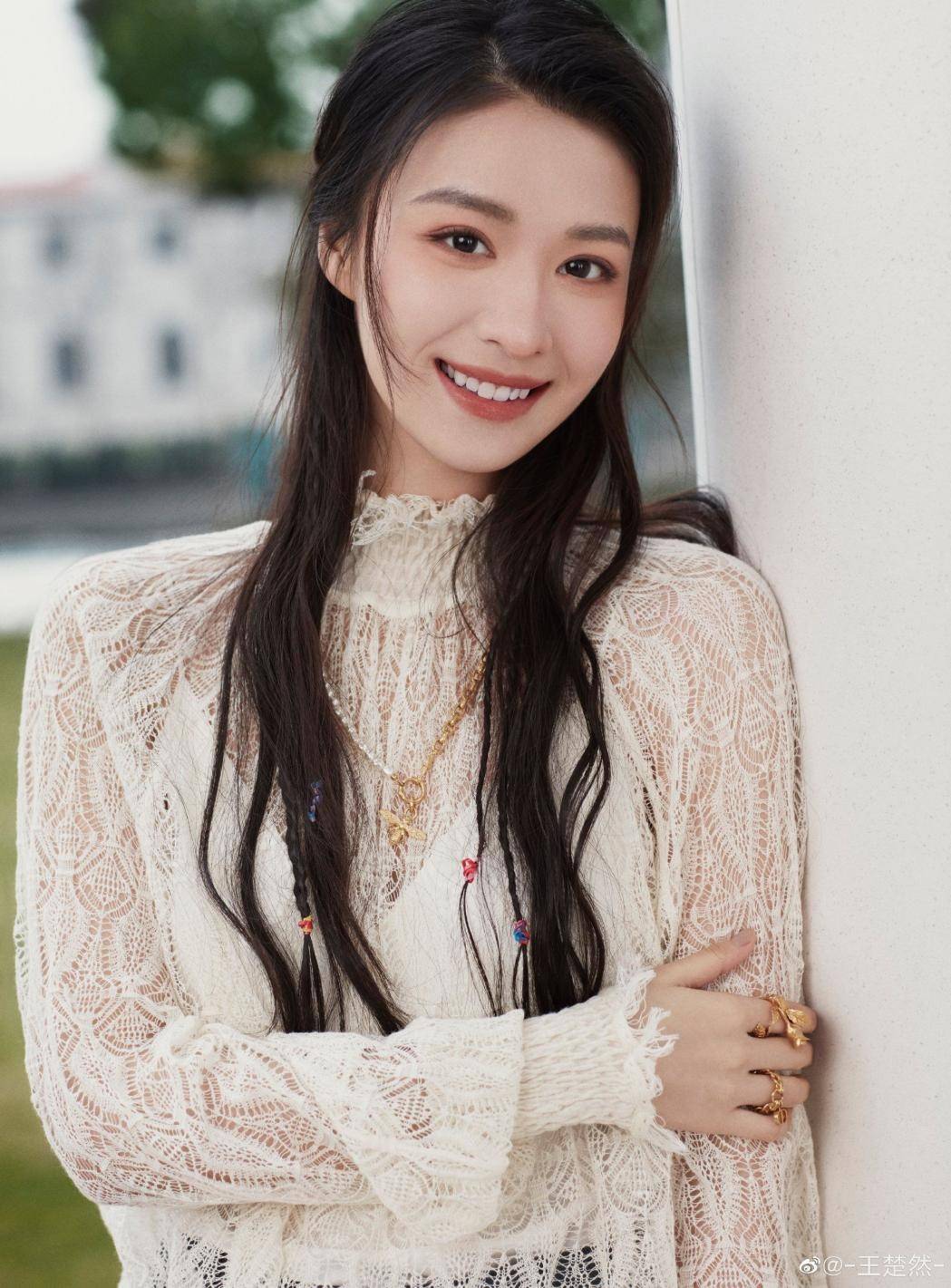 前段时间,她被拍到与王子奇,牵手散步,怀疑她的恋情被曝光,但两人都没
