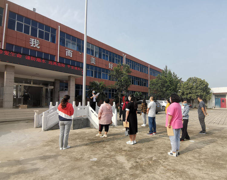 开学防疫细落实健康迎接新学期郑州市二七区侯寨二中复学演练进行中