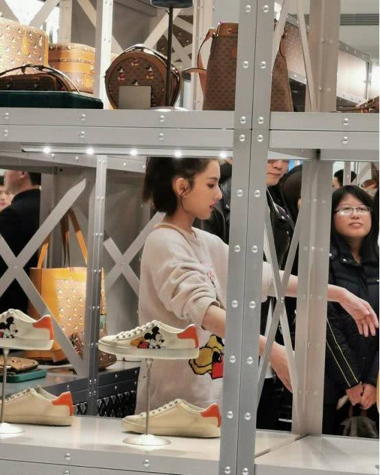 卡通|宋祖儿顶“蜜桃妆”现身，皮肤白皙太水嫩，脸是真瘦不少