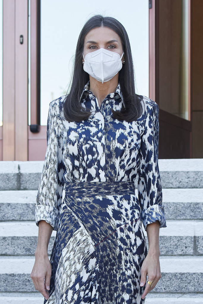 显得|学西班牙王后穿裙子,豹纹长裙配“大红色”高跟鞋,优雅又亮眼