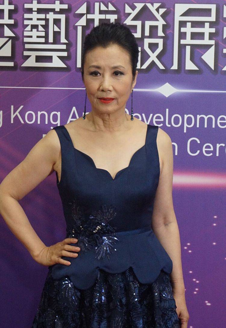爱美|73岁汪明荃越老越爱美，穿礼服“扮嫩”好洋气，皱纹明显也不怕！