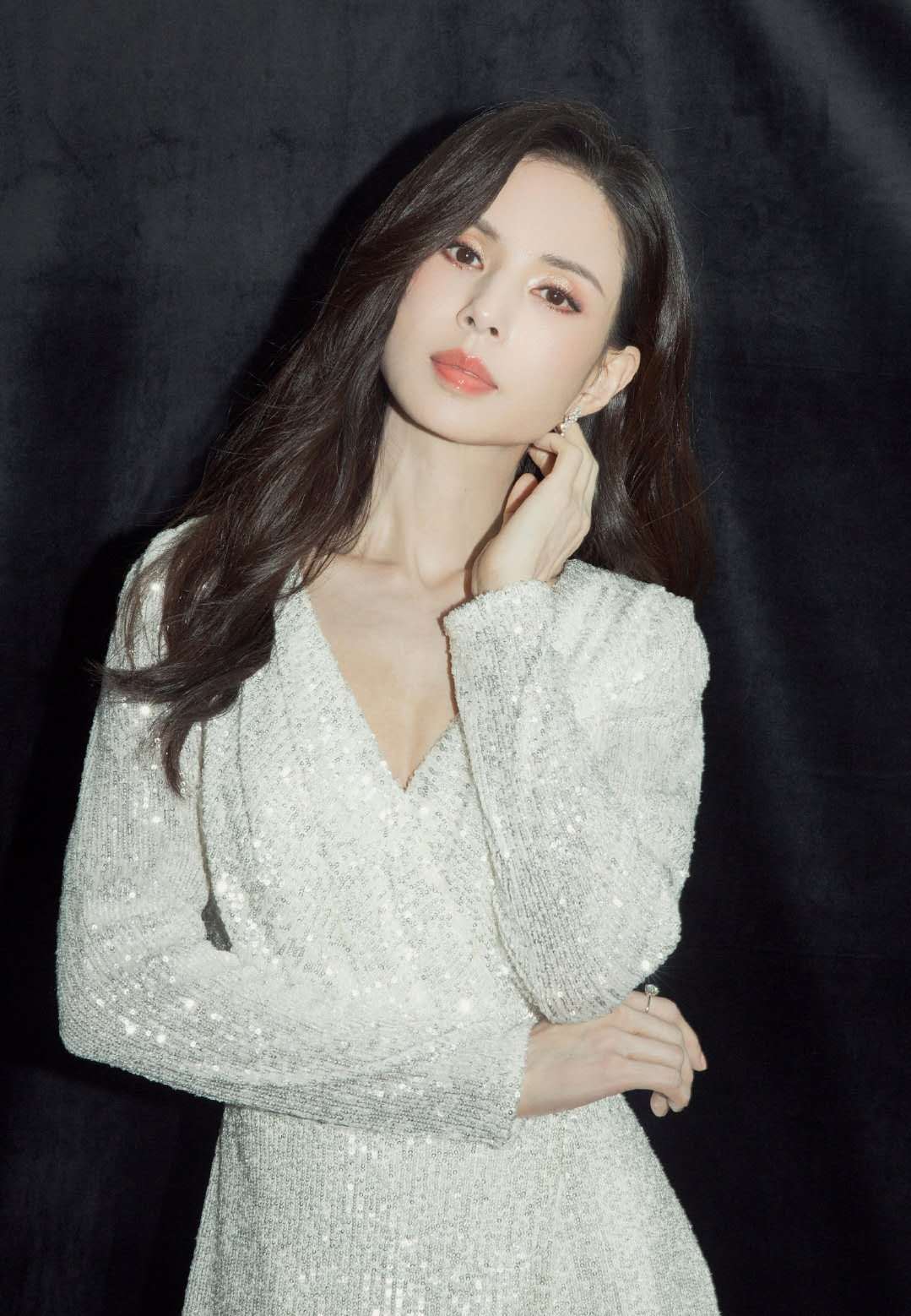 设计|李若彤54岁了？穿白色连衣裙温柔如水，美回“小龙女”时期