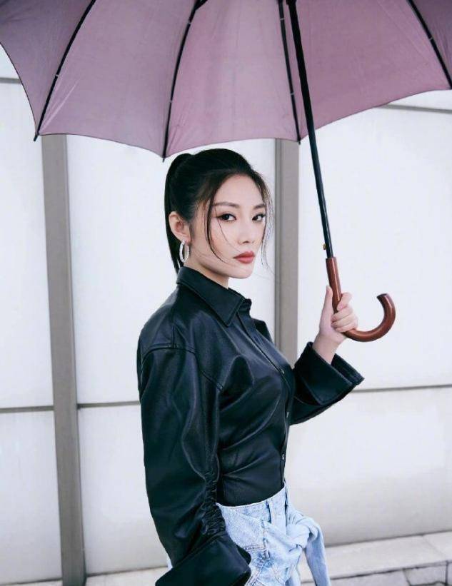 大腿|?徐冬冬晒最新写真,裙子短到大腿根,配黑色皮衣又酷又惹眼