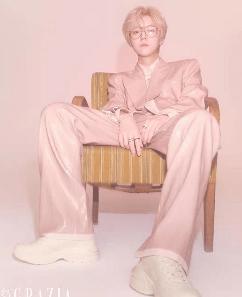 粉色|31岁鹿晗扮嫩无压力！穿粉西装染金发登周年刊享顶流待遇，超帅气