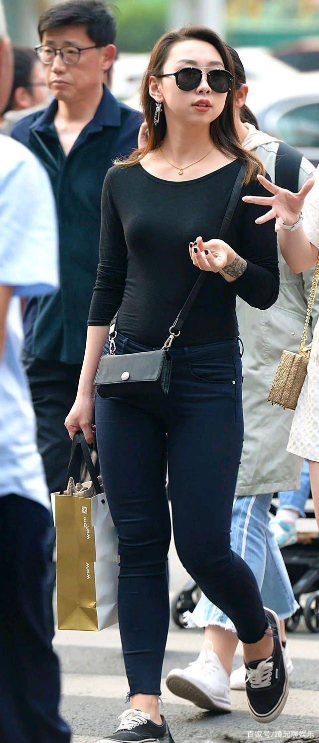 设计|挺拔的打底裤美女，整体呈现别具一格的美！
