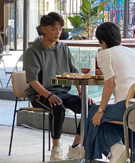 黑色|丁真出道后变潮流达人,穿连帽短袖配七分裤,变时尚了却少了纯真