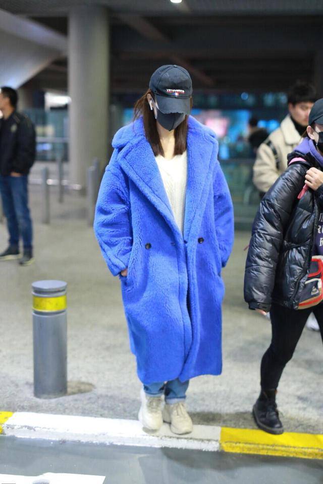 毛衣|李沁太会穿,蓝色羊羔毛大衣配白色毛衣保暖舒适,休闲随性