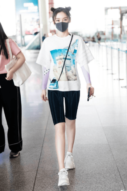 短裤|宁静走机场太高调，近万块的LV配嫩绿色短裤，48岁也有少女范